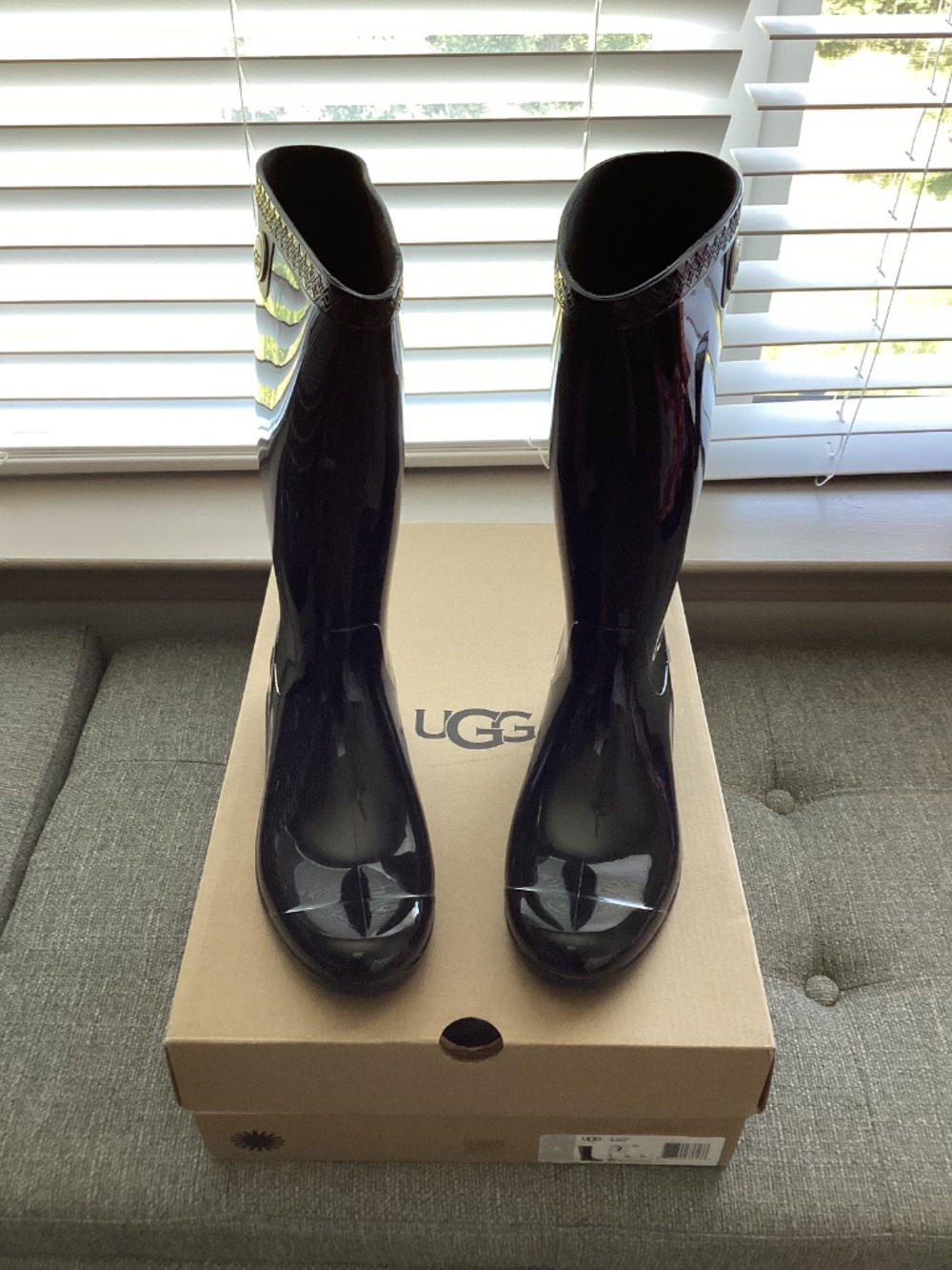 UGG® Shaye Rain Boot (Women) 7M - Picture 8 of 11